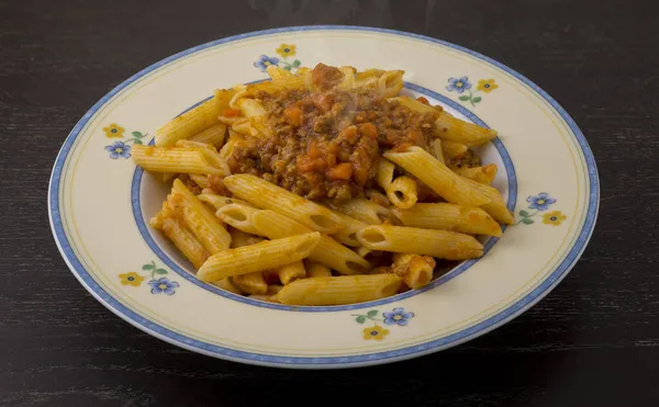 Penne al ragu ile buharlı yemek, tipik etli Toskana makarnası.