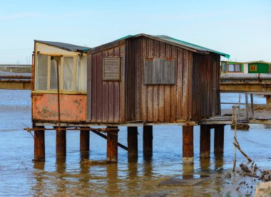Tuscany, İtalya 'da Cornia Nehri' nin ağzında duran eski bir metal ve ahşap kulübe.