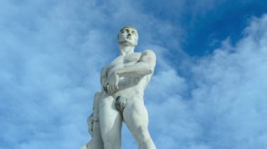 Roma, İtalya - 30 Aralık 2021: Sporcu heykeli, hareketli bulutlu kahraman, Stadio dei Marmi (