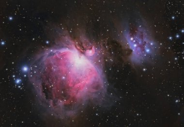 Orion Bulutsusu (Messier 42) ve Koşan Adam Bulutsusu (NGC 1977) bir apokromatik kırıcı ile fotoğraflanmıştır.