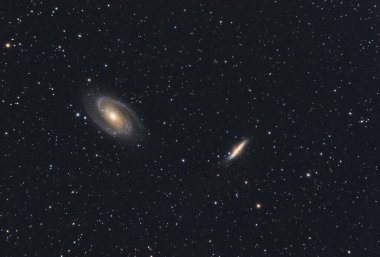 Bode gökadası (Messier 81) ve Messier gökadası (Messier 82), Büyük Ayı takımyıldızında yer almaktadır. Etkileşen galaksilerin arkaplan gecesi gökyüzü 