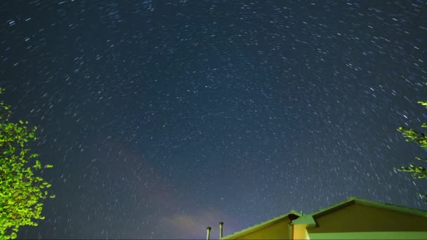 Stars Move North Star Trees Roof House Foreground Time Lapse — Vídeo de Stock