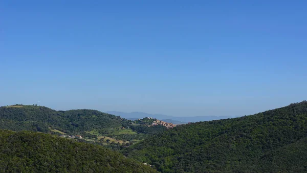图斯卡纳山的自然林景观和意大利坎皮格利亚玛丽提玛镇 — 图库照片
