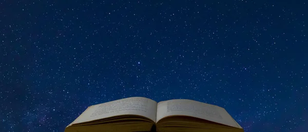 Stará Otevřená Kniha Hvězdnou Oblohou Pozadí Abstraktní Banner Astrologie Astronomie — Stock fotografie