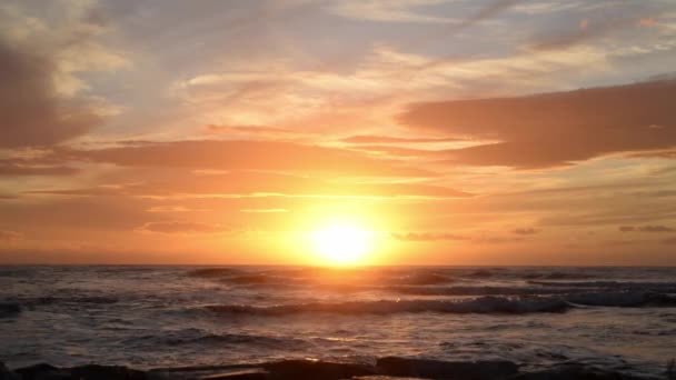 Pôr Sol Sobre Mar Praia San Vincenzo Ondas Mar Mediterrâneo — Vídeo de Stock