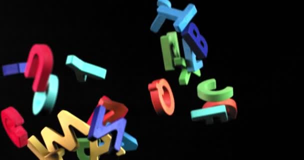 Багатокольорові літери латинського алфавіту повільно літають вгору і вниз. — стокове відео