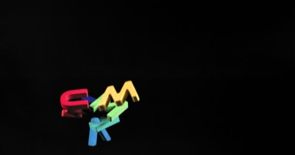 다채 로운 색상의 라틴 알파벳 글자들이 느리게 위아래 로움 직인다 — 비디오
