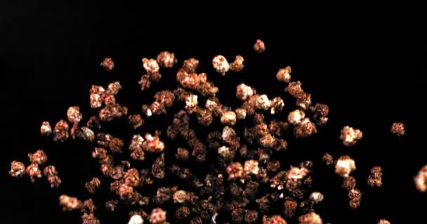 Karamel popcorn omhoog, wervelend prachtig in slow motion en valt — Stockvideo