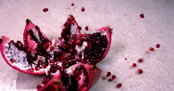 Mogna granatäpplen, faller på bordet, öppnas och bryts i skivor — Stockvideo