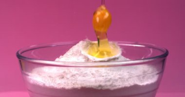Yumurta ağır çekimde un kasesine düşer.