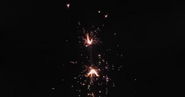 Bengal yangını siyah arka planda parlıyor