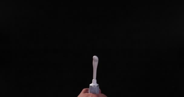한 공 이 억지로 튜브에서 치약을 짜내는 모습 — 비디오