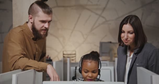 Call center dolgozók csoportja gyűlt össze egy munkahely körül, beszél — Stock videók