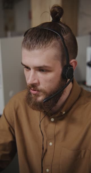 Call center operator sluit microfoon te zweren en blijft gesprek — Stockvideo