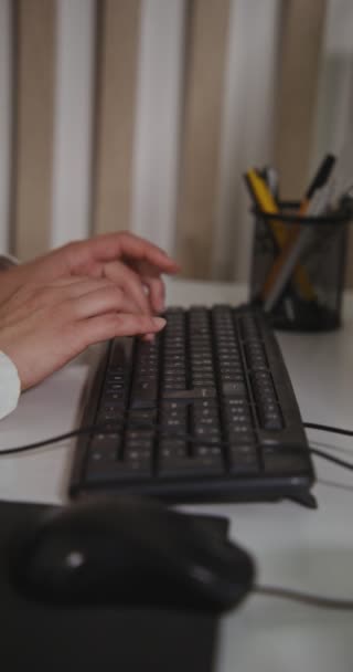 Mulher digitando no teclado enquanto sentado no computador, tiro de close-up — Vídeo de Stock