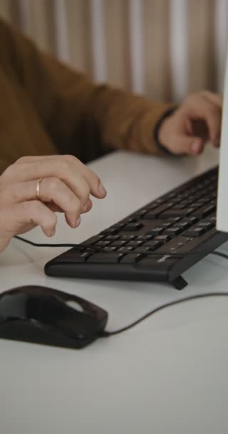 Homem digitando no teclado enquanto sentado no computador, tiro de close-up — Vídeo de Stock