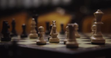 Genç bir kadın tek başına satranç oynuyor, yakın plan.