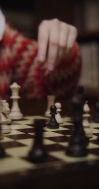 Genç bir kadın satranç oynuyor, yakın plan.