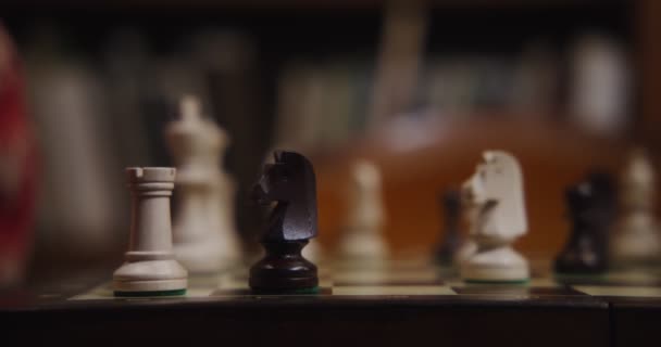 Μια νεαρή γυναίκα παίζει σκάκι. Κοντινό πλάνο. — Αρχείο Βίντεο