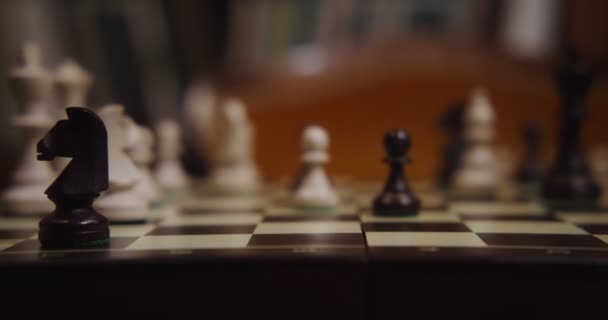 Μια νεαρή γυναίκα παίζει σκάκι. Κοντινό πλάνο. — Αρχείο Βίντεο