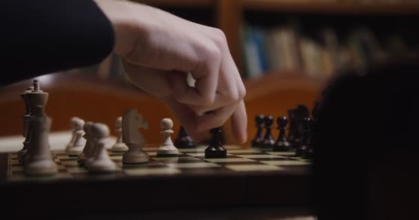 Detailní záběr přeskupení šachových figurek — Stock video