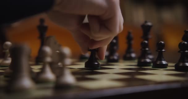 Gros plan sur le réarrangement des pièces d'échecs — Video