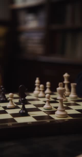 Mano masculina reorganiza las piezas en el tablero de ajedrez, primer plano. — Vídeos de Stock