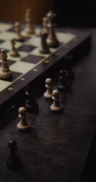 Αρσενικό χέρι αναδιατάσσει τα κομμάτια στη σκακιέρα, κοντινό πλάνο. — Αρχείο Βίντεο