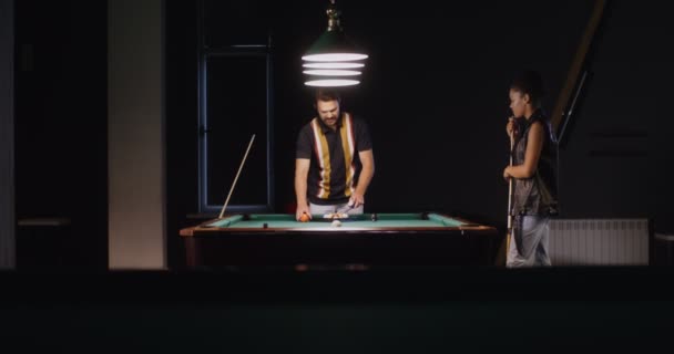 Genç adam ve kadın bilardo oynayacaklar, topları üçgene katlayacaklar. — Stok video