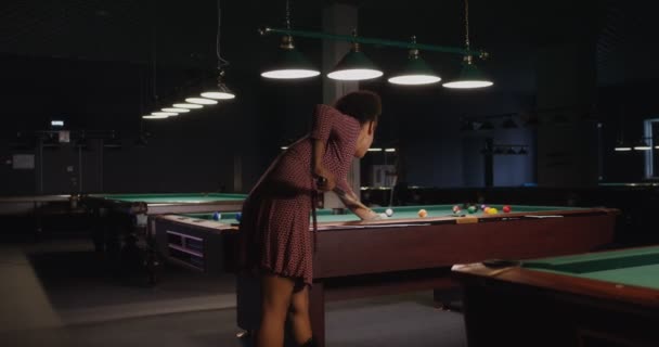 Güzel Afrikalı Amerikalı kadın bilardo kulübünde tek başına bilardo oynuyor. — Stok video