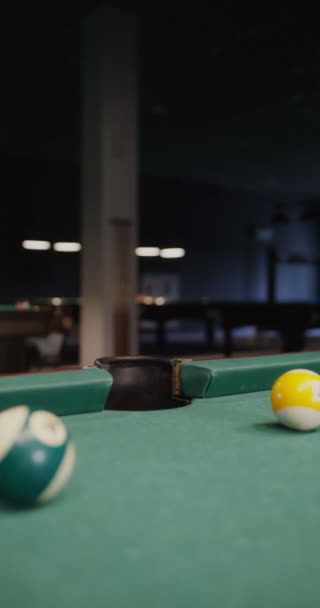 Une boule de billard s'envole dans le trou, gros plan. — Video