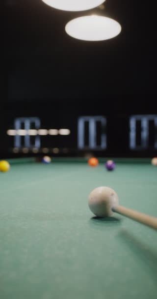 Un signal frappe une boule de billard blanc et frappe une autre boule dans le trou — Video