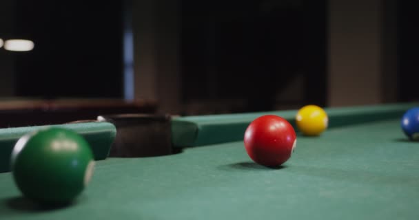 Une boule de billard s'envole dans le trou, gros plan. — Video