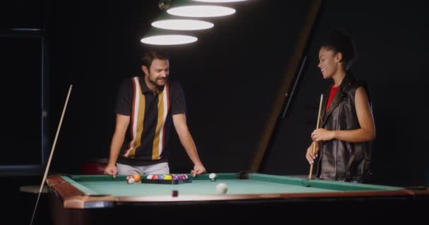 Jeune homme et femme vont jouer au billard, pliant les boules en triangle — Video