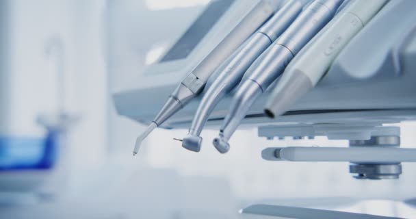 Tandarts neemt een tandheelkunde boorgereedschap en begint te werken, tandheelkundige instrumenten — Stockvideo