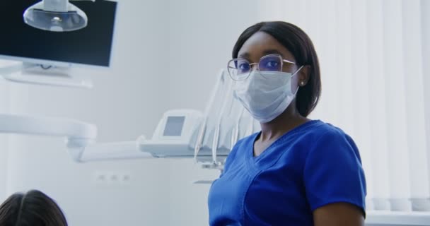 Αφρο-αμερικανίδα οδοντίατρος κοιτάζοντας απευθείας στην κάμερα, κοντινό πλάνο — Αρχείο Βίντεο