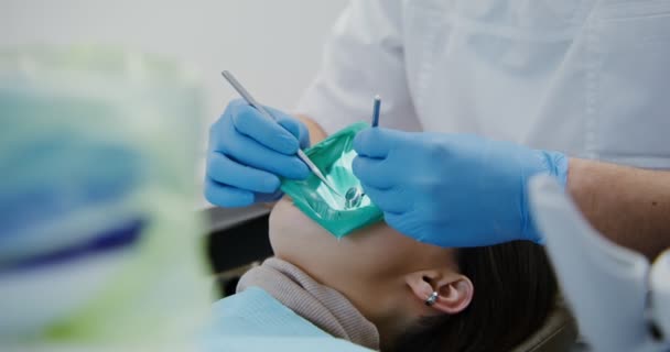 Заполнение корневого канала зуба пациента. — стоковое видео