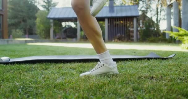 Skoky na místě s měnícíma nohama, detailní záběr, fitness na ulici — Stock video