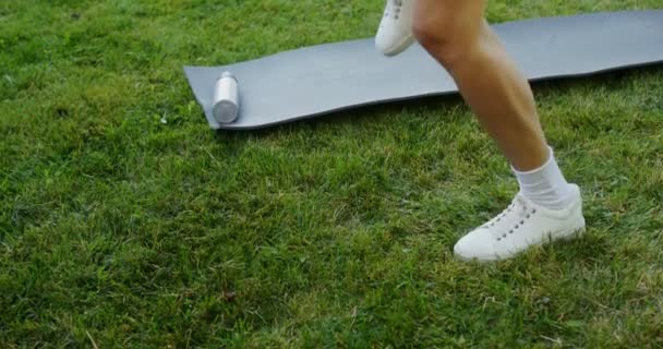Springen op de plek met wisselende benen, close-up, fitness op straat — Stockvideo