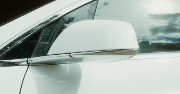 Боковое зеркало белого электромобиля, крупным планом. — стоковое видео