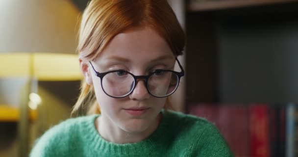 Expresiones faciales activas de una cara de niña joven, videoconferencia — Vídeo de stock