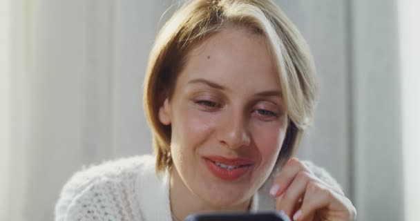 Koltukta otururken cep telefonuyla görüntülü konuşma yapan genç bir kadın. — Stok video