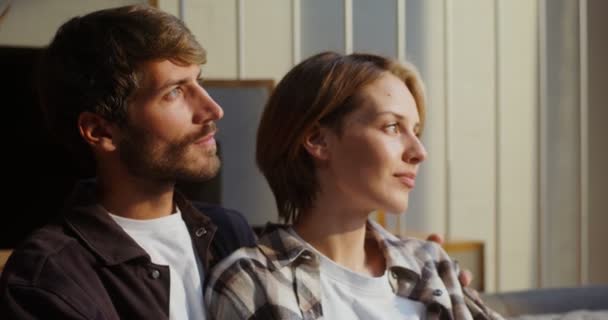 Kadın ve erkek birbirlerine sevgi dolu bir bakışla bakıp gülümsüyorlar. — Stok video
