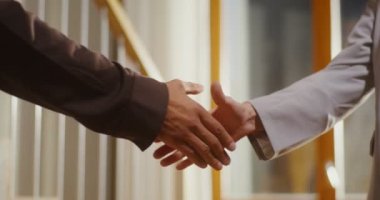 İki insan el sıkışır, anlaşma için birbirlerini tebrik ederler.