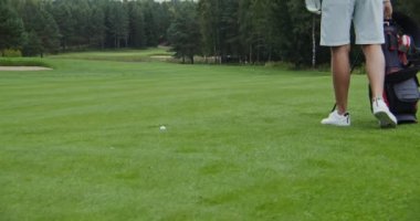 Golf topu bulmak, golf sopası seçmek ve topa sert vurmak.