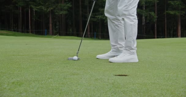 Tentativa mal sucedida de dirigir uma bola de golfe em um buraco, close-up — Vídeo de Stock