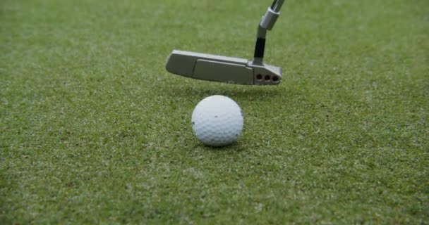 En golfklubb träffar en boll, närbild, inga människor. — Stockvideo