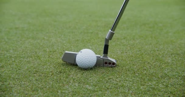 Um taco de golfe bate uma bola, close-up, sem pessoas. — Vídeo de Stock