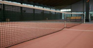 Oyun için uzatılmış ağlı boş bir tenis kortu.
