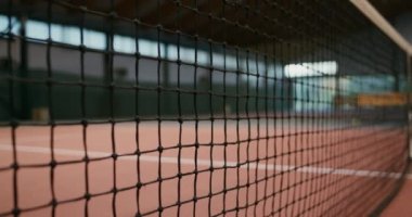 Tenis ağı tenis sahasına gerilmiş, yakın plan.